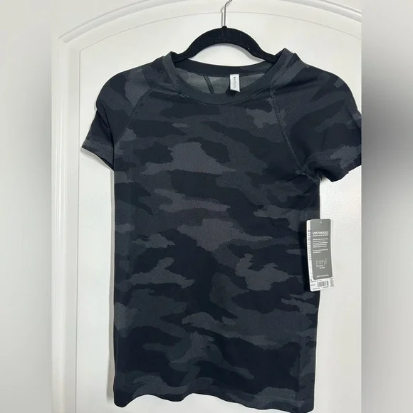 Athleta Momentum Camo Black Seamless T Shirt size small atheisure athletic NWT - Picture 5 of 13